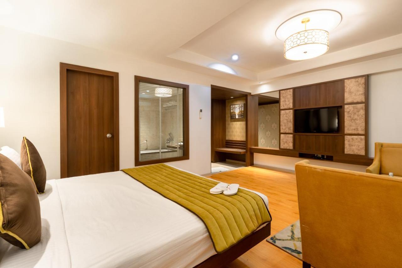 Freesia By Express Inn Pālghar Екстериор снимка