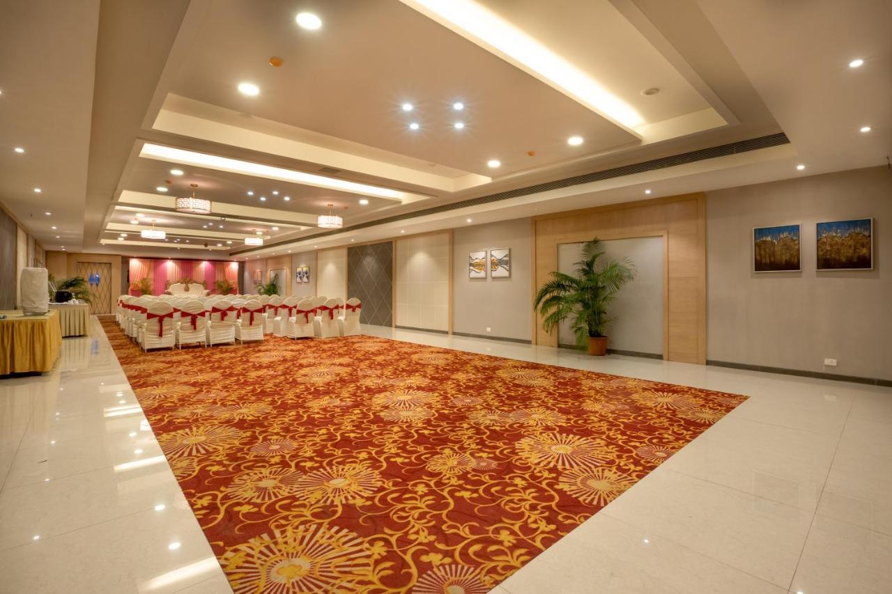 Freesia By Express Inn Pālghar Екстериор снимка
