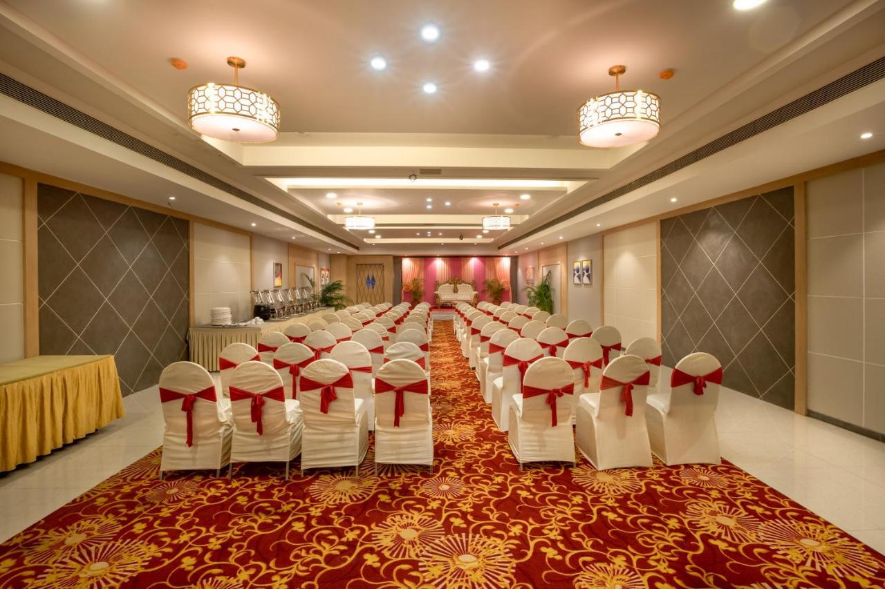 Freesia By Express Inn Pālghar Екстериор снимка